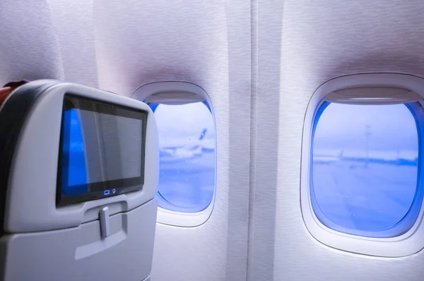Eine Transatlantische Flugzeugkabine Ein Bequemer Sessel Mit Fernseher Und Bullauge — Stockfoto
