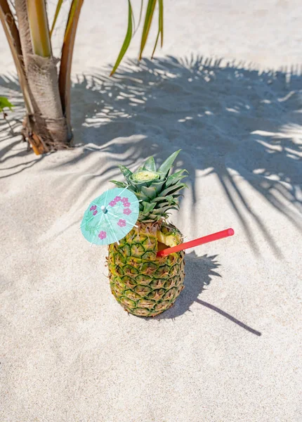多明尼加共和国加勒比海边沙滩上的菠萝中的凤梨鸡尾酒 — 图库照片