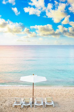 Karayip Denizi 'nde güneşli ve güneşli kumlu bir sahil.