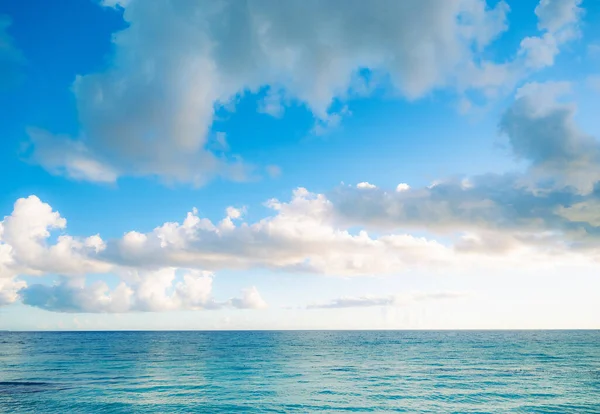 Paisaje Azul Calma Mar Caribe Sobre Telón Fondo Hermoso Cielo —  Fotos de Stock