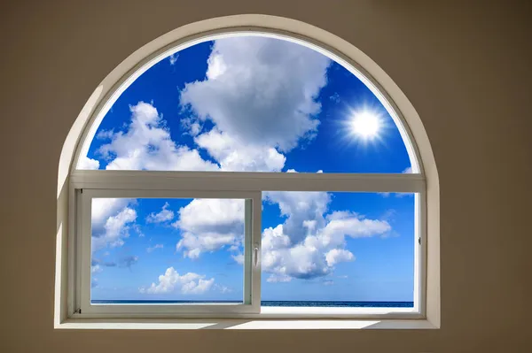 Ventana Abierta Vista Del Cielo Con Nubes Salida Del Sol — Foto de Stock