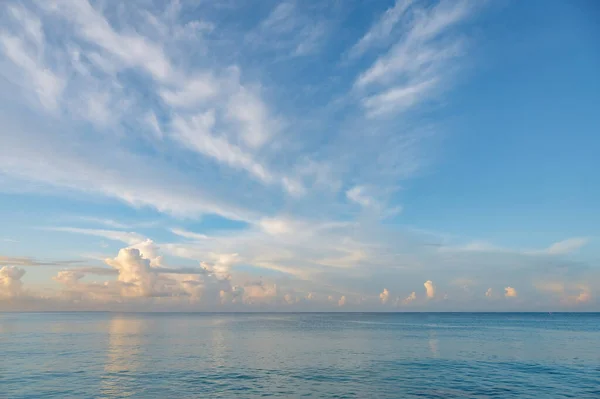 Landschap Blauw Rustige Caribische Zee Tegen Achtergrond Van Een Prachtige — Stockfoto