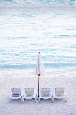 Karayip Denizi 'nde güneşli ve güneşli kumlu bir sahil.