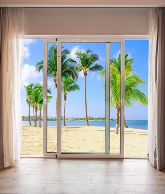 Cennetin kumsalına bakan büyük cam kapı.