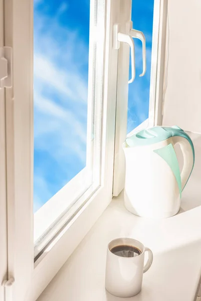 Pencere Kenarında Beyaz Porselen Kahve Fincanı — Stok fotoğraf