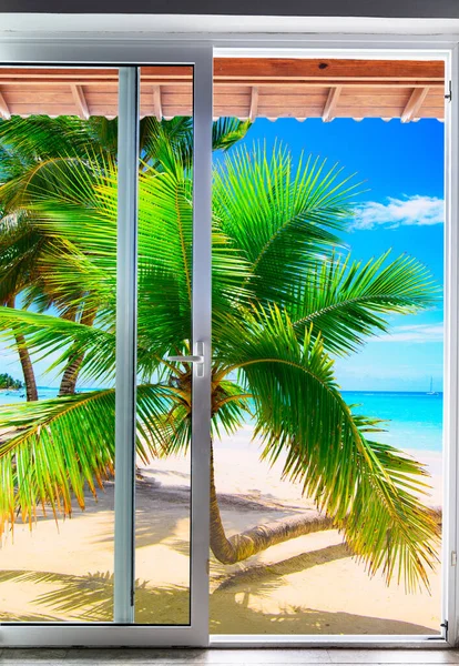 Large Glass Door Room Overlooking Paradise Beach — Stock Photo, Image