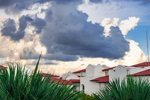 Dominik Cumhuriyeti Ndeki Tropik Palmiyelerin Yeşil Yapraklarıyla Otelin Kırmızı Kiremitleri — Stok fotoğraf