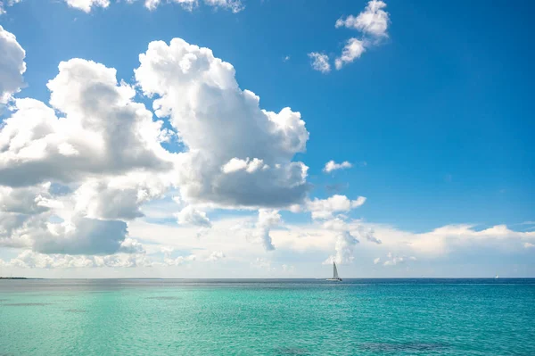 Paisagem Azul Calmo Mar Caribe Contra Pano Fundo Belo Céu — Fotografia de Stock