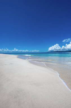Cennet sahili Bokardi Adası Koyun kumlu kıyıları Bulutlarla kaplı gökyüzüne karşı