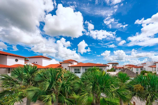 Dominik Cumhuriyeti Ndeki Tropik Palmiyelerin Yeşil Yapraklarıyla Otelin Kırmızı Kiremitleri — Stok fotoğraf