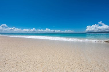 Cennet sahili Bokardi Adası Koyun kumlu kıyıları Bulutlarla kaplı gökyüzüne karşı
