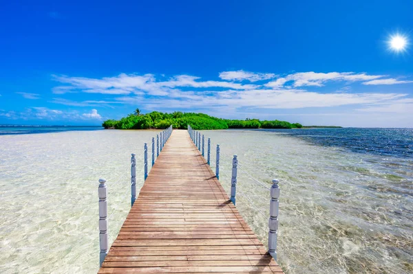 沙滩和冷静的蓝色加勒比海洋冲浪多米尼加共和国 — 图库照片