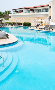 Yüzme havuzunun yanında iki iskemle..