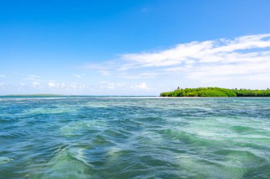 Beyaz kümülüs bulutlar yaz ile açık mavi deniz mavi gökyüzü manzara görünümü