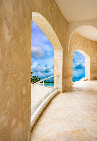 Open Doorway Arch Door Alley Palm Trees Sunny Summer Day — Stock Photo, Image