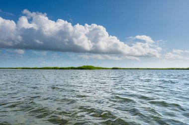 Beyaz kümülüs bulutlar yaz ile açık mavi deniz mavi gökyüzü manzara görünümü