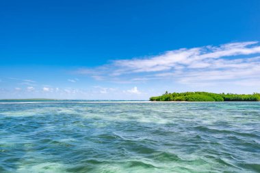 Beyaz kümülüs bulutlar yaz ile açık mavi deniz mavi gökyüzü manzara görünümü