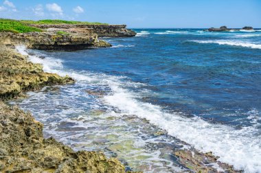 Karayipler 'deki küçük ıssız Catalinita adası ve sınırdaki Atlantik Okyanusu