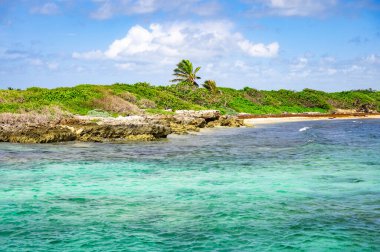 Dominik Cumhuriyeti yakınlarındaki Karayip Denizi 'ndeki küçük ıssız Catalinita adası.