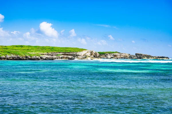 加勒比海和大西洋边界上无人居住的加泰罗尼塔小岛 — 图库照片