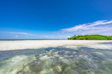 Beyaz kümülüs bulutlar yaz ile açık mavi deniz mavi gökyüzü manzara görünümü