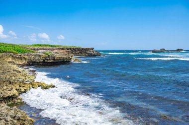 Karayipler 'deki küçük ıssız Catalinita adası ve sınırdaki Atlantik Okyanusu