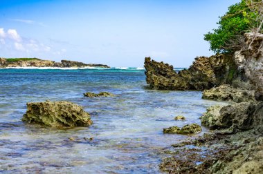 Karayipler 'deki küçük ıssız Catalinita adası ve sınırdaki Atlantik Okyanusu