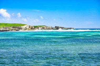 Karayipler 'deki küçük ıssız Catalinita adası ve sınırdaki Atlantik Okyanusu