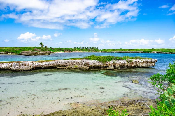 Karayipler 'deki küçük ıssız Catalinita adası ve sınırdaki Atlantik Okyanusu