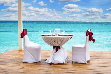 Çardak günbatımı Karayip Dominik denizde yakınındaki şenlikli bir tabloda servis