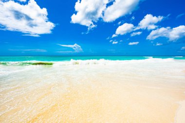 Dominik Cumhuriyeti 'ndeki güzel bir gökyüzünün arkaplanına karşı mavi manzara sakin Karayip denizi