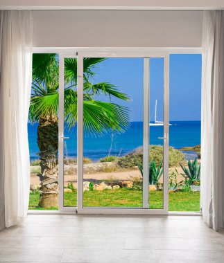 Cennetin kumsalına bakan büyük cam kapı.