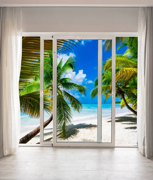 Cennetin kumsalına bakan büyük cam kapı.