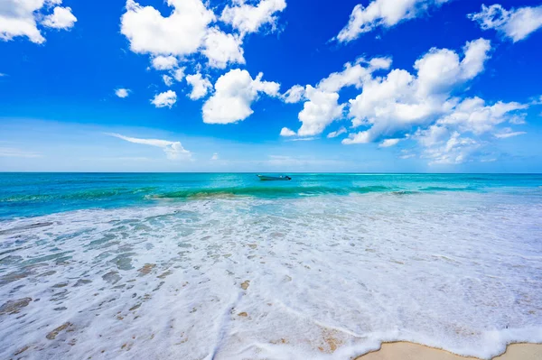 Landschap Blauw Rustige Caribische Zee Tegen Achtergrond Van Een Prachtige — Stockfoto