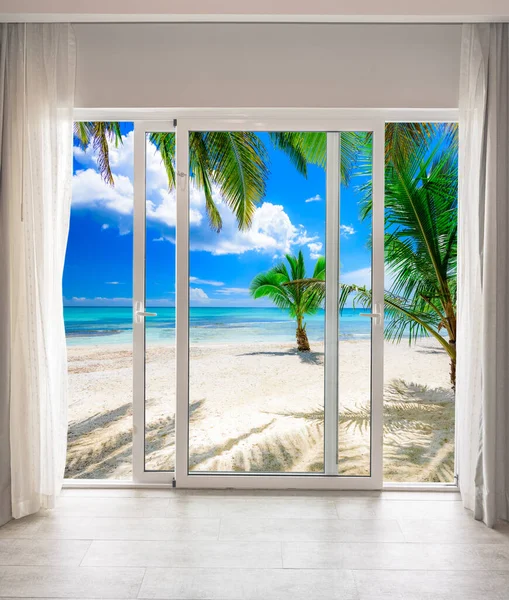 Grande Porta Vidro Quarto Com Vista Para Praia Paradisíaca — Fotografia de Stock