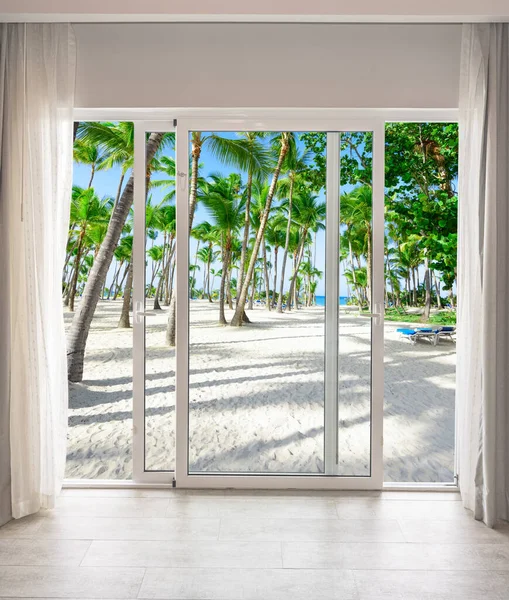 楽園のビーチを見下ろす部屋の大きなガラスの扉 — ストック写真