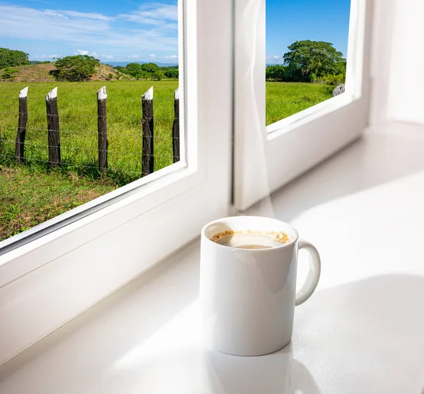 Bir Yaz Günbatımında Pencere Eşiğinde Bir Fincan Kahveyle Pencereyi — Stok fotoğraf