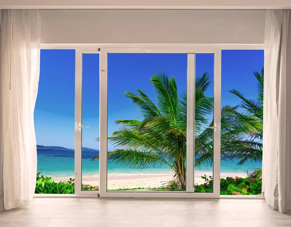 Große Glastür Zimmer Mit Blick Auf Den Paradiesischen Strand — Stockfoto