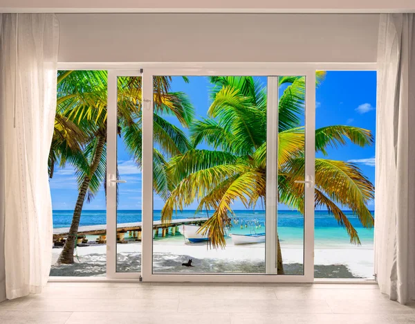 楽園のビーチを見下ろす部屋の大きなガラスの扉 — ストック写真