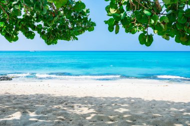 Dominik Cumhuriyeti 'ndeki güzel bir gökyüzünün arkaplanına karşı mavi manzara sakin Karayip denizi