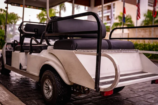 Golf Cart Hotel Serving Guests Entrance — Fotografia de Stock