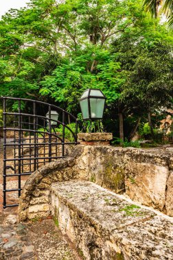 Altos de Chavon köyünde taştan yapılmış eski bir kemer.
