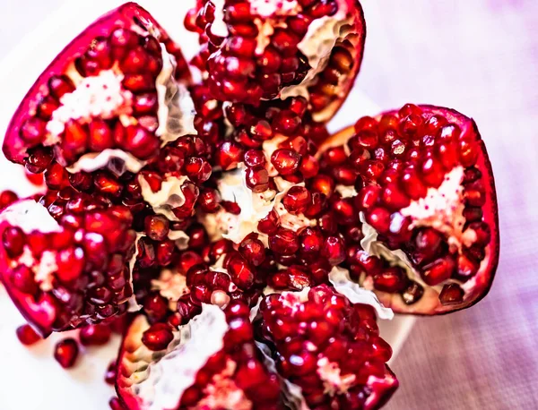 Красный Спелый Гранат Очищенный Правильно Открытый Семенами — стоковое фото