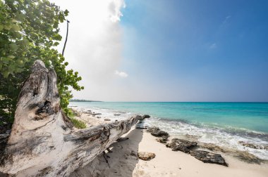 Dominik Cumhuriyeti 'ndeki güzel bir gökyüzünün arkaplanına karşı mavi manzara sakin Karayip denizi