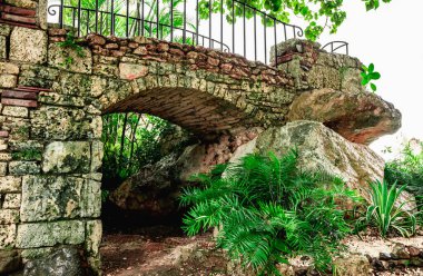 Tropik orman köyü Altos de Chavon 'un sokaklarında klasik fenerler.