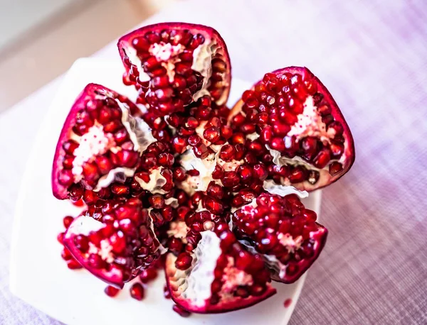 Red Ripe Pomegranate Peeled Correctly Opened Seeds — Stock Photo, Image