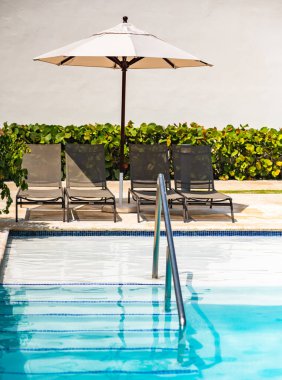Yüzme Havuzu şezlonglar bir gölgelik altında standı