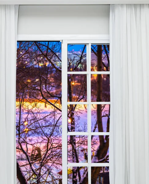 Kışın Karlı Şehrin Tepesinden Kışın Akşamları Pencerenin Manzarası — Stok fotoğraf