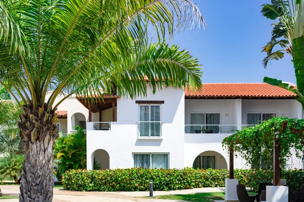 Red Roof Tiles Hotel Green Leaves Tropical Palms Dominican Republic — Stock Photo, Image