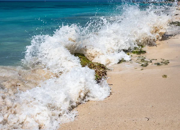 Бризкаючі Хвилі Падають Скелястий Берег Світанку — стокове фото
